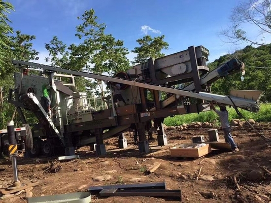 Le criblage complet de 230 t/h et l'écrasement du minerai de fer 750×1060 d'équipement ont dépisté le broyeur à percussion