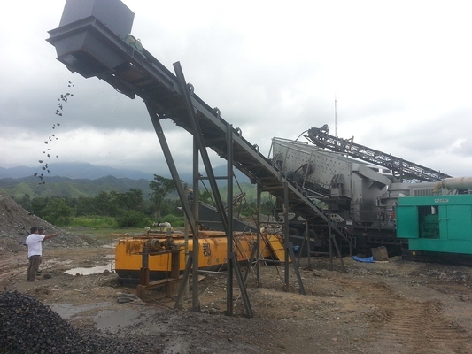 290Kw a dépisté le camion portatif de broyeur de la machine 250 TPH de roche mobile de remorque monté