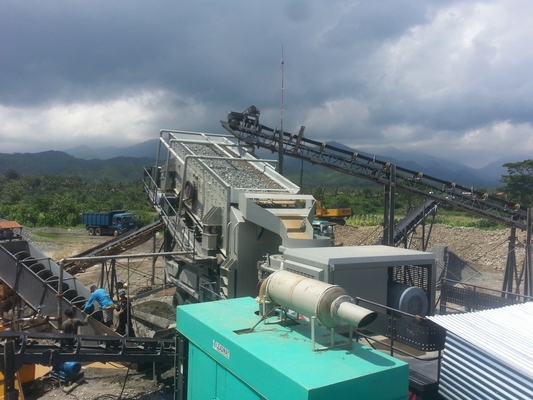 290Kw a dépisté le camion portatif de broyeur de la machine 250 TPH de roche mobile de remorque monté