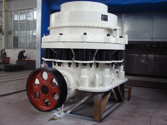 Machine Mn13Cr2 PYB équipement minier concasseur et de 600 de broyeur de cône de ressort de 480 TPH