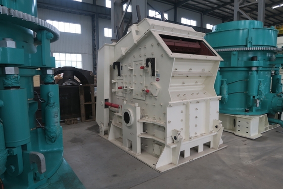 Carrière secondaire de la machine 200Kw PF1315 de concasseur de pierres à percussion horizontale écrasant la dolomite