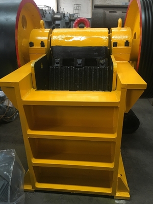 Broyeur mobile dépisté de mâchoire de broyeur de minerai de fer primaire brut compact de pierre pour des usines de carrière
