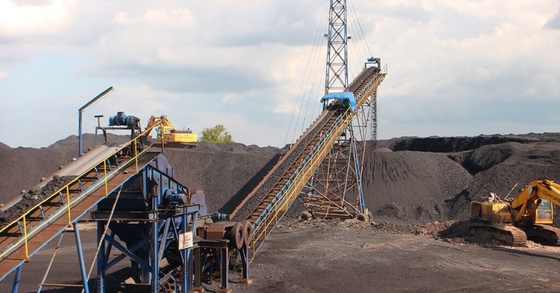 Agrégat en caoutchouc mobile de gravier de sable de minerai de boue de saleté incurvé par biens de convoyeur à bande