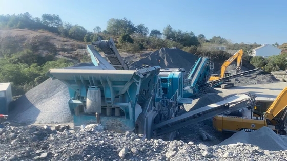 500 TPH ont utilisé le concasseur de pierres monté sur des rails mobile d'occasion du broyeur 550SR fait en 2020